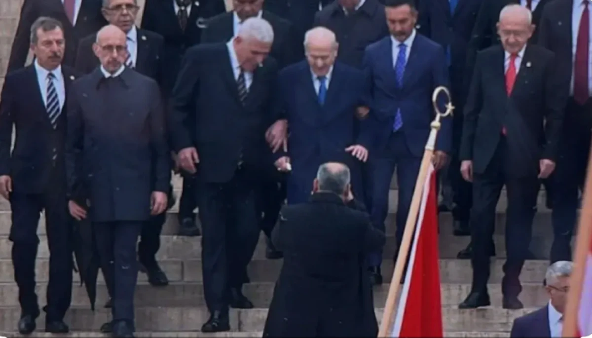 Anıtkabir'de &ccedil;arpıcı anlar kamerada! M&uuml;savat Dervişoğlu, Bah&ccedil;eli'nin koluna girip...