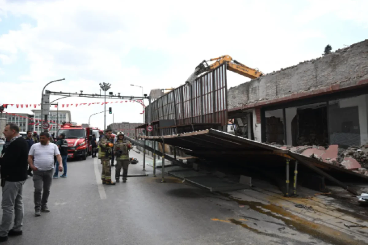 Ankara'da binanın &ouml;n&uuml;ndeki platform yıkıldı: 3 yaralı