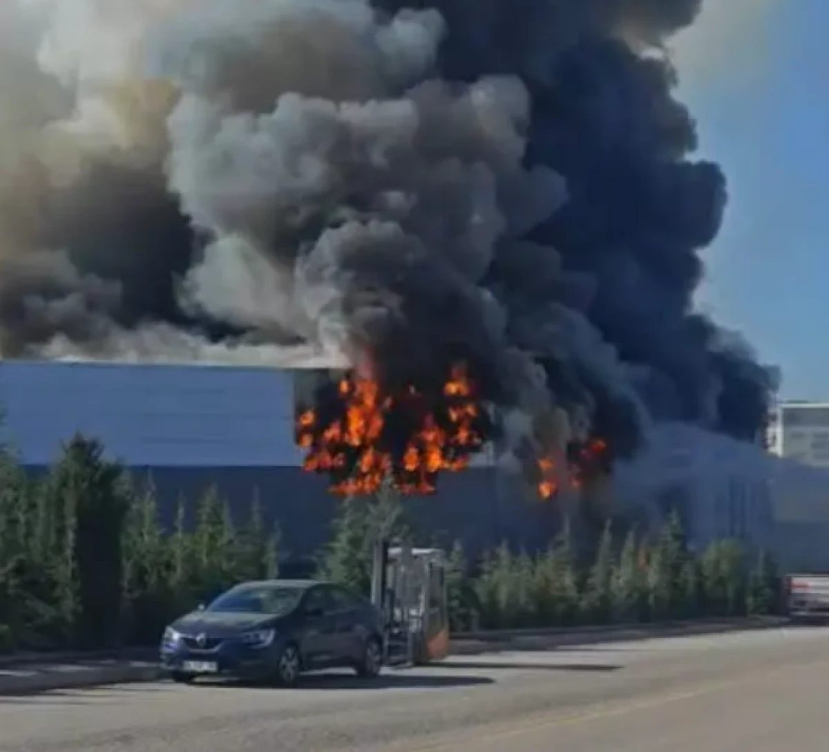 Ankara'da boya fabrikasında yangın: Dumanlar g&ouml;ky&uuml;z&uuml;n&uuml; kapladı!