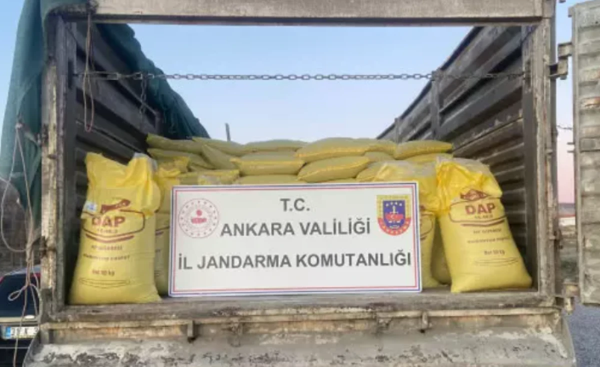Ankara'da &ccedil;ift&ccedil;inin hem cebini hem de tarlasını soyacaklardı        