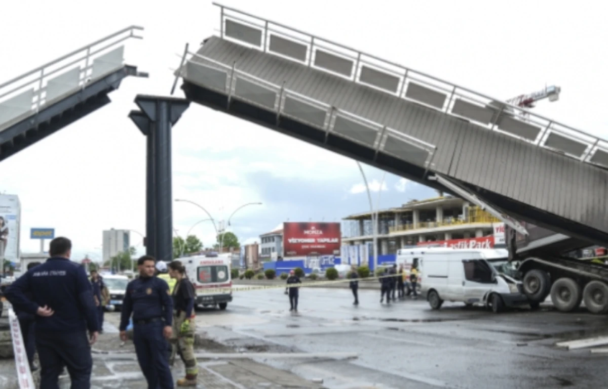 Ankara&rsquo;da damperi a&ccedil;ık kamyon &uuml;st ge&ccedil;idi yıktı