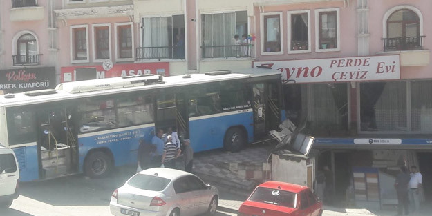 Ankara'da korku dolu anlar! Frenleri arızalanan otobüs dükkana daldı