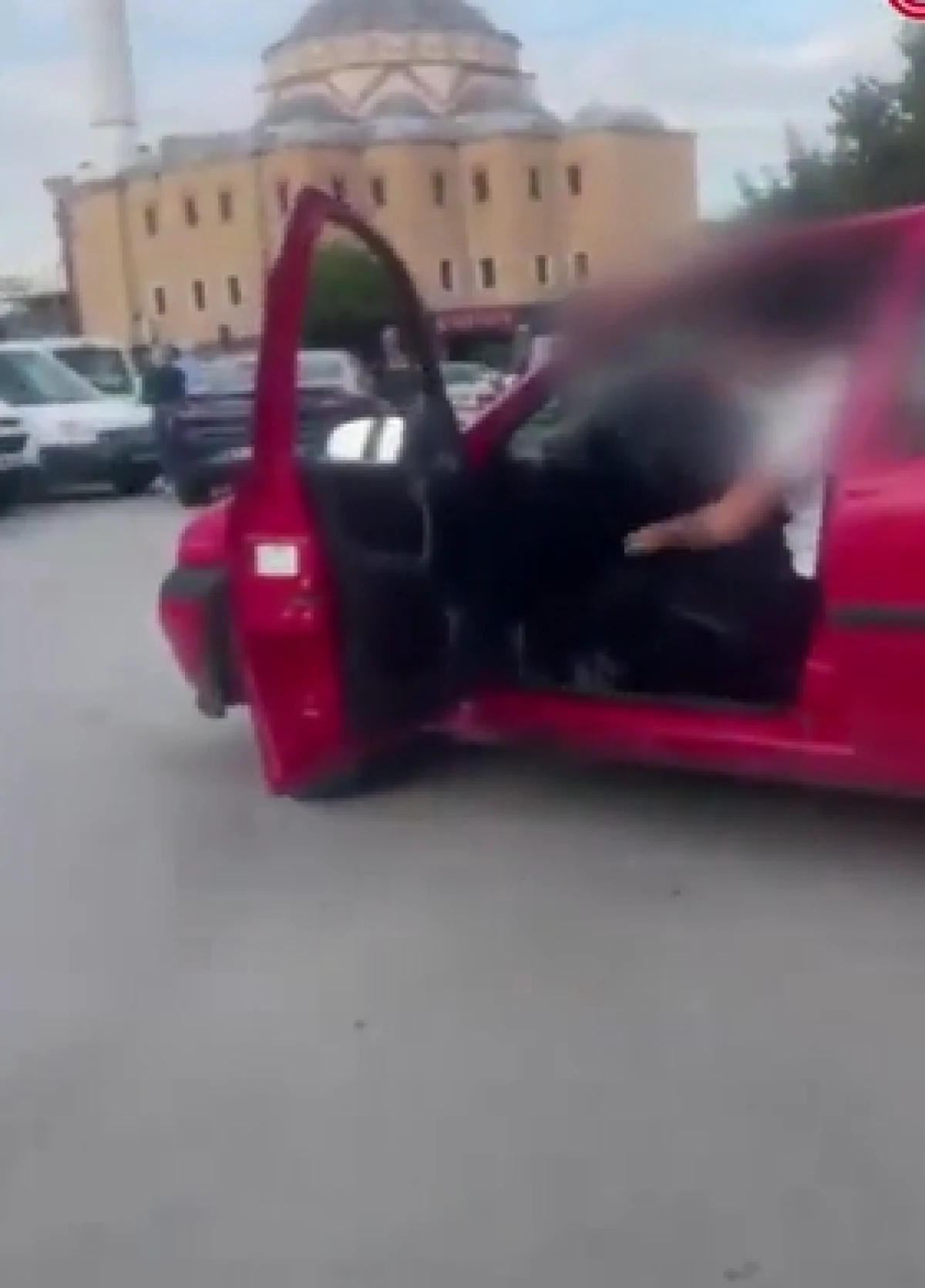 Ankara'da maganda dehşeti: "Silahlar nerede?" deyip korna &ccedil;alan s&uuml;r&uuml;c&uuml;y&uuml; tehdit etti!