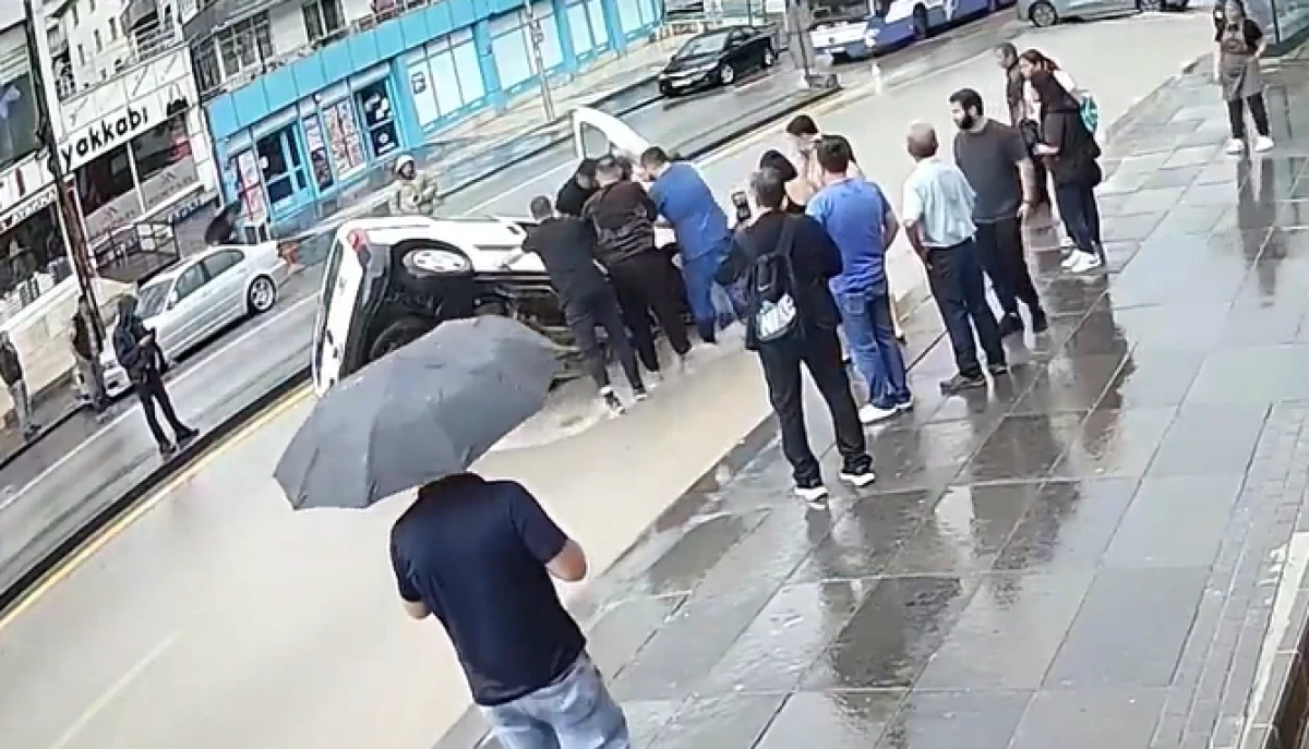 Ankara&rsquo;da sağanak sele neden oldu; ara&ccedil;lar s&uuml;r&uuml;klendi