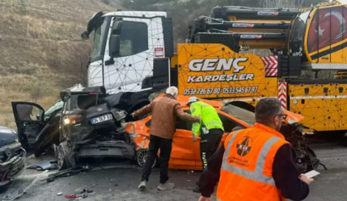 Ankara'da vin&ccedil;, 13 araca &ccedil;arptı; yaralılar var! 