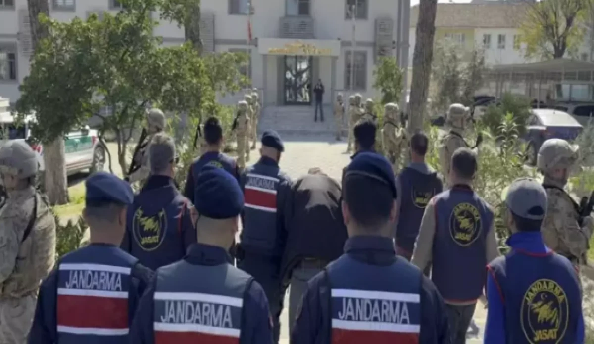 Annesini odunla başına vurup, &ouml;ld&uuml;rd&uuml;      