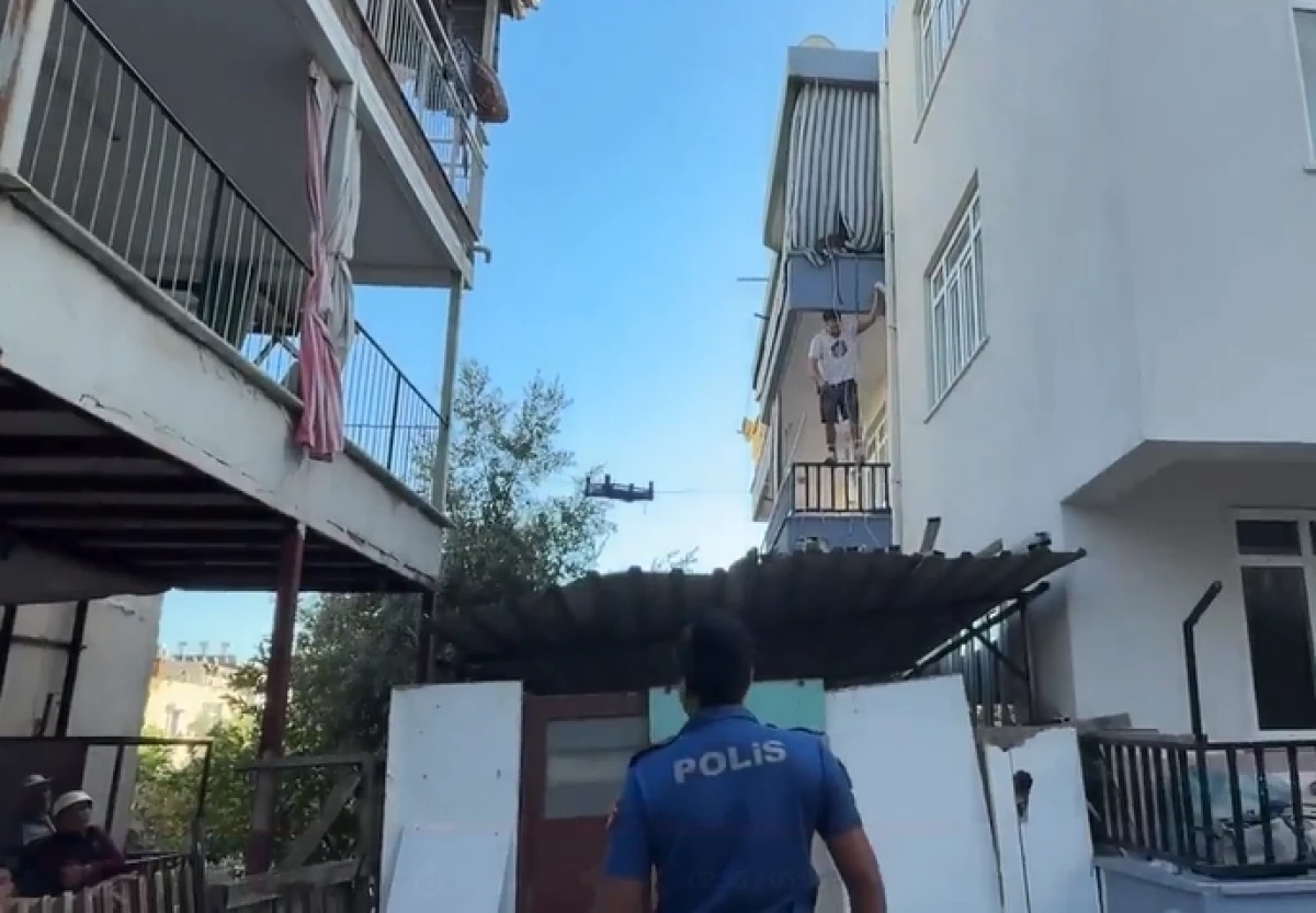 Antalya'da akılalmaz olay: Evini ateşe verdi, kiracısı canını hi&ccedil;e sayıp kediyi kurtardı