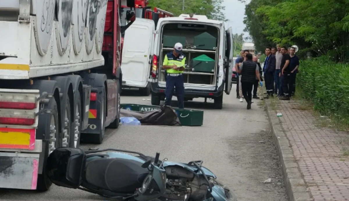 Antalya'da feci kaza: Tırın altında kalan 19 yaşındaki gen&ccedil; hayatını kaybetti