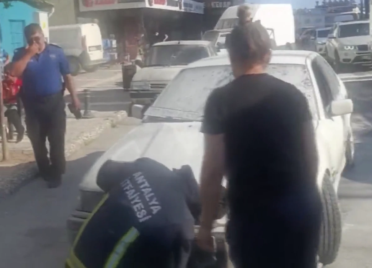 Antalya'da korku dolu anlar: Patlayıp alev topuna d&ouml;nen ara&ccedil;tan canlarını zor kurtardılar!