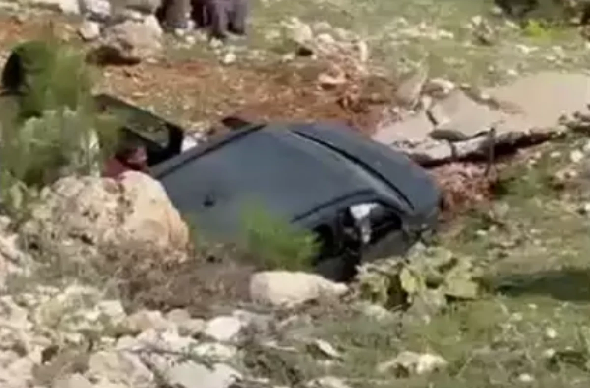 Antalya'da otomobil şarampole d&uuml;şt&uuml;                   