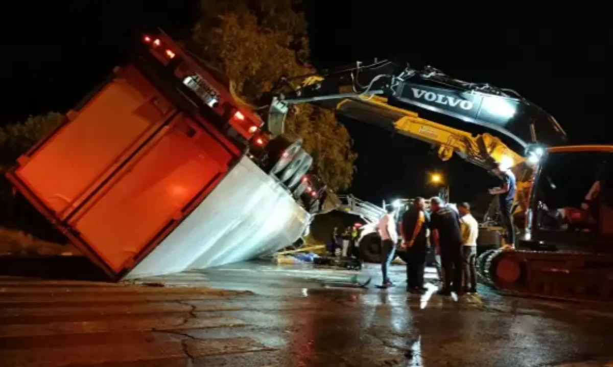Antalya'da tırın altında kalan 2 kişi feci şekilde &ouml;ld&uuml;
