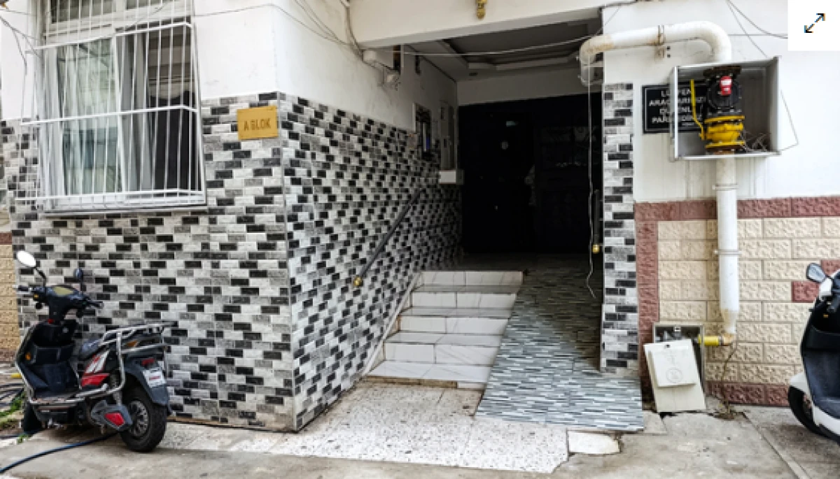 Apartman girişinde kanlı saldırı! 2 &ccedil;ocuğunun annesini &ccedil;eki&ccedil;le d&ouml;v&uuml;p boğazını kesti!