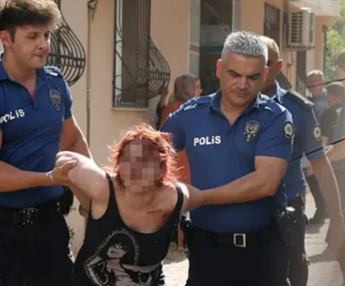Apartman sakinleri ihbar etti! Kapıyı kırıp, kelep&ccedil;eleyerek &ccedil;ıkardılar