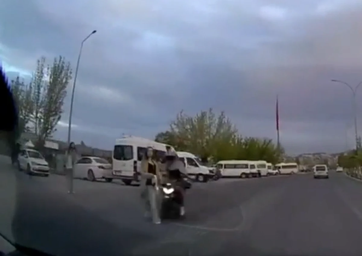 Aracın altında kalmaktan şans eseri kurtuldu