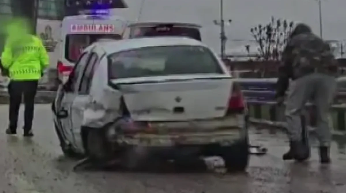 Ara&ccedil;ları uyarmaya &ccedil;alışırken kazayı saniye saniye g&ouml;r&uuml;nt&uuml;ledi!