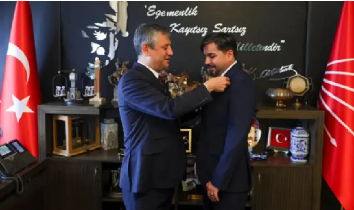 Arif Kocabıyık CHP'ye transfer oldu! Rozetini &Ouml;zg&uuml;r &Ouml;zel taktı! Partililer isyan etti