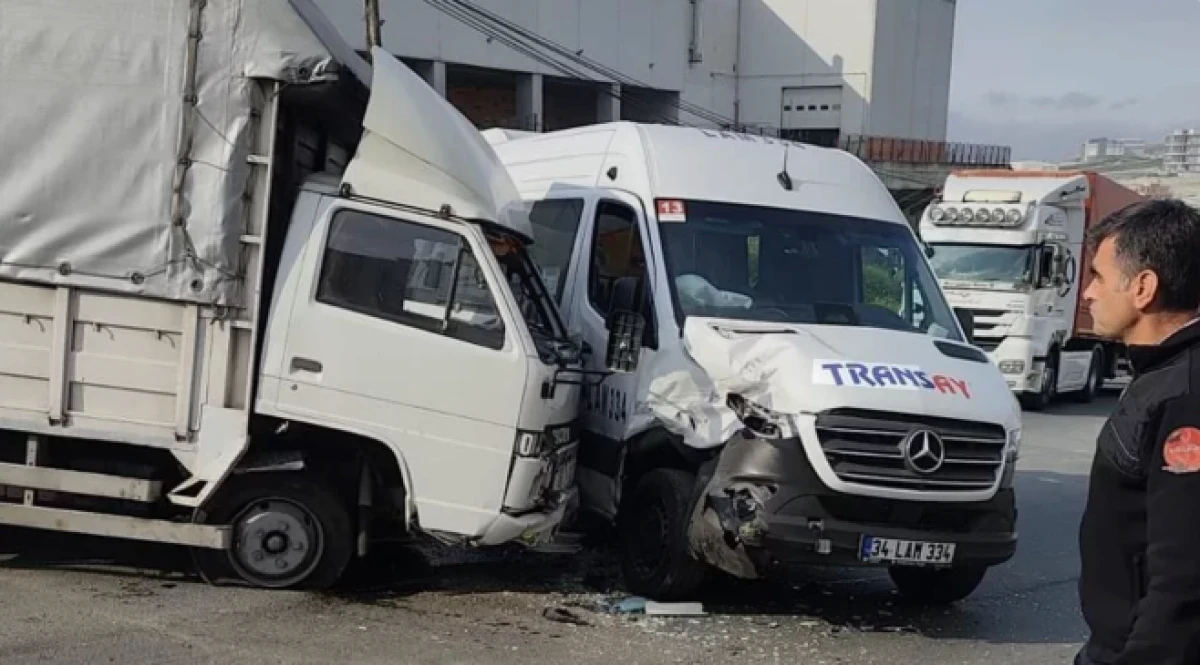 Arnavutk&ouml;y'de okul servisi ile kamyonet kafa kafaya &ccedil;arpıştı! 