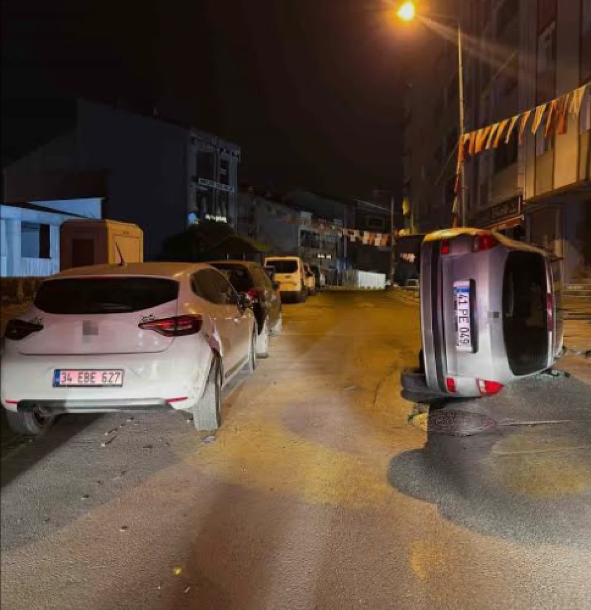 Arnavutk&ouml;y'de otomobil, park halindeki araca &ccedil;arpıp yan yattı