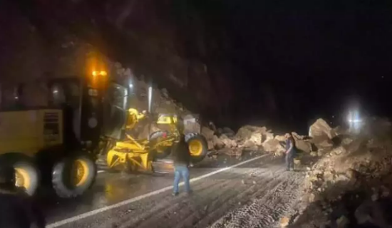 Artvin'de heyelan nedeniyle yol kapandı             