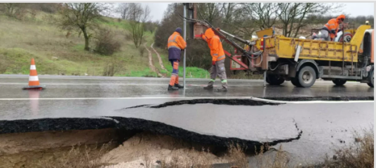 Asfalt yol, sağanak sonrası &ccedil;&ouml;kt&uuml;                