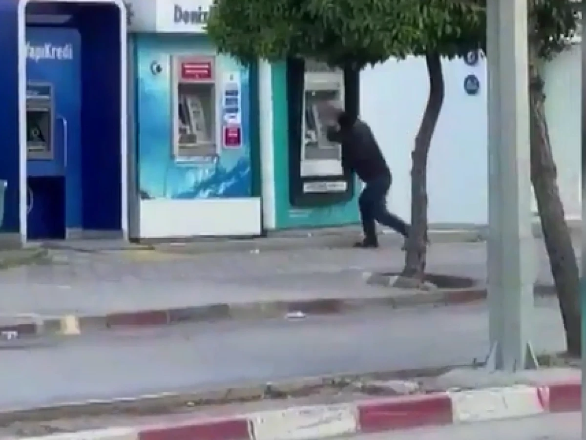 ATM&rsquo;ye taşlı saldırı: O anlar saniye saniye kaydedildi