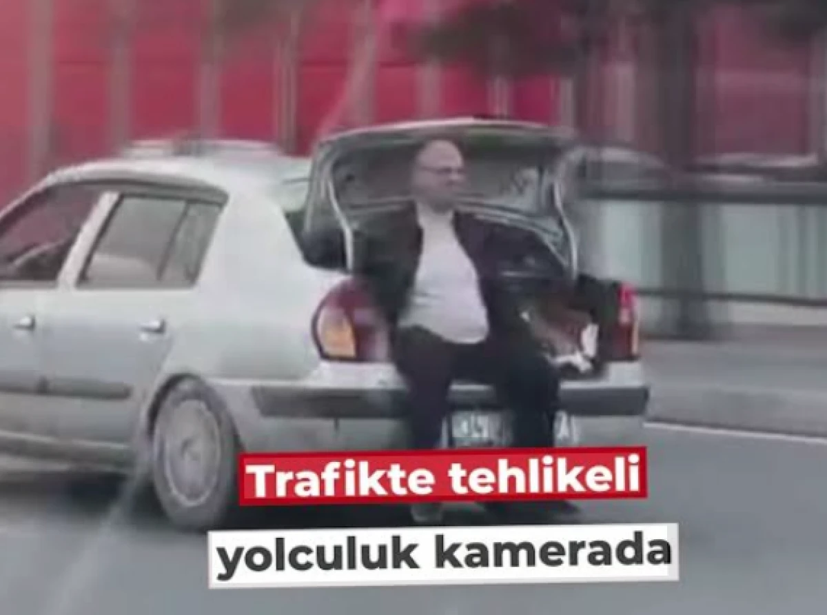 Avcılar'da akılalmaz yolculuk: Otomobilin a&ccedil;ık bagajında yolculuk yaptı