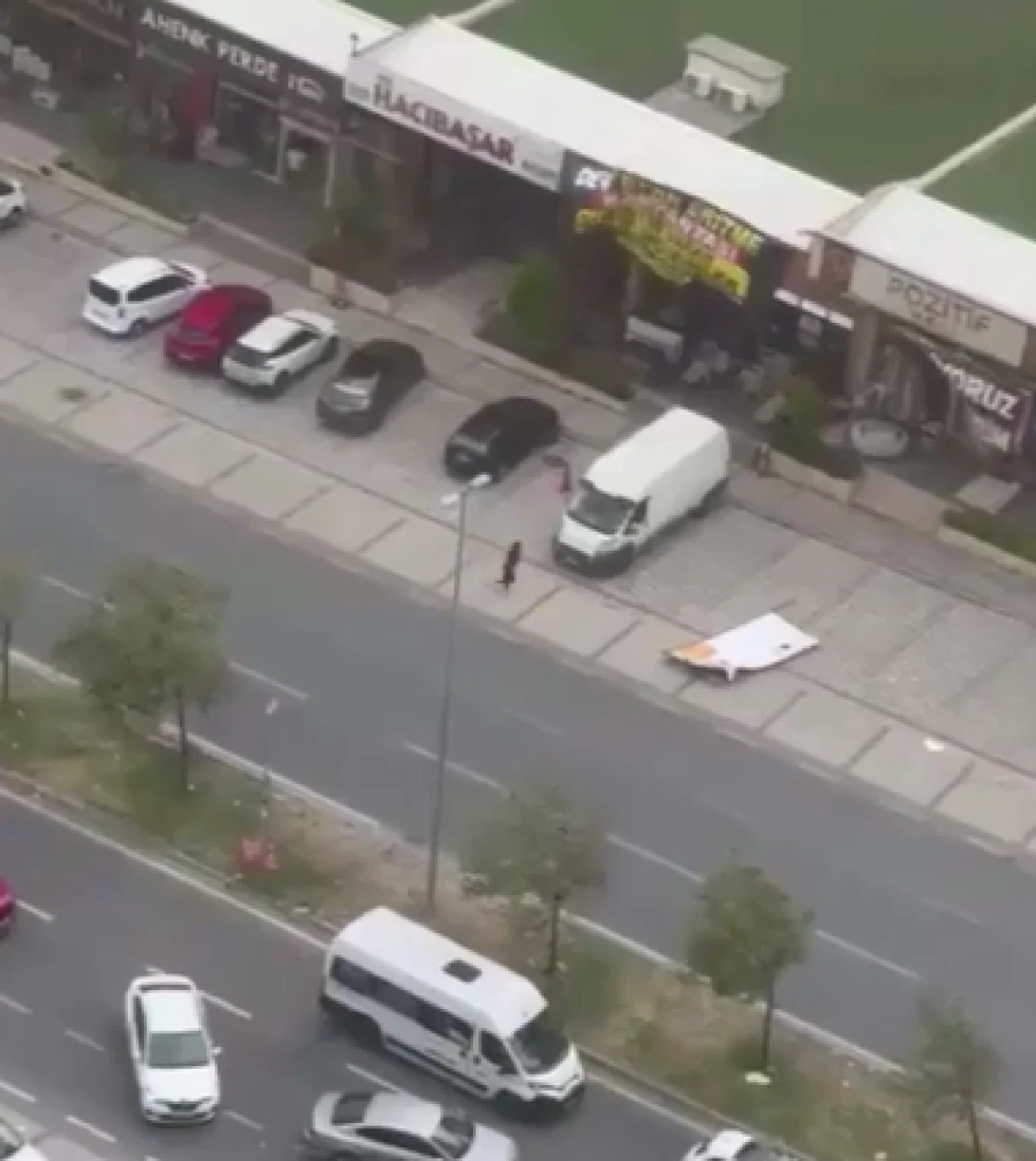 Avcılar'da fırtına sırasında u&ccedil;an reklam panosu bir vatandaşın &uuml;zerine d&uuml;şt&uuml;