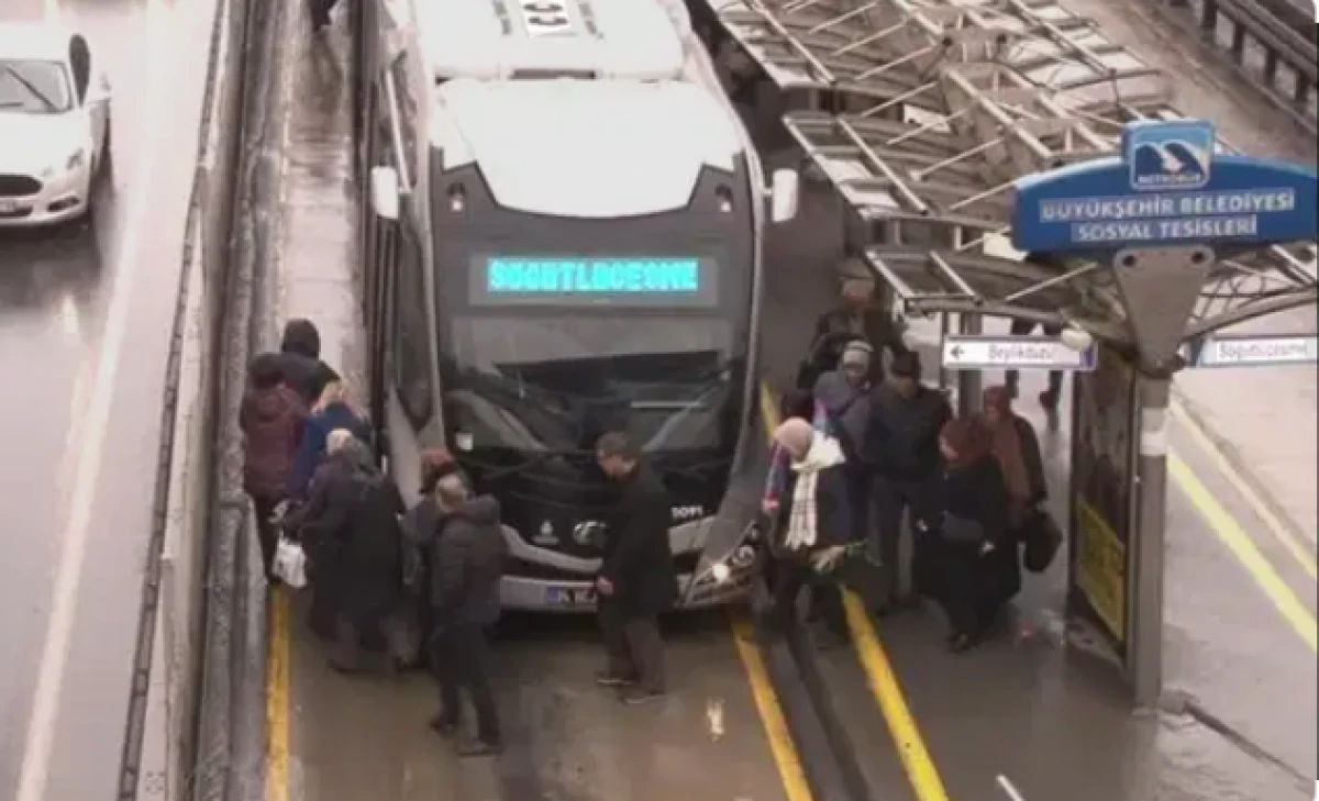 Avcılar'da iki metrob&uuml;s &ccedil;arpıştı: 5 yaralı   