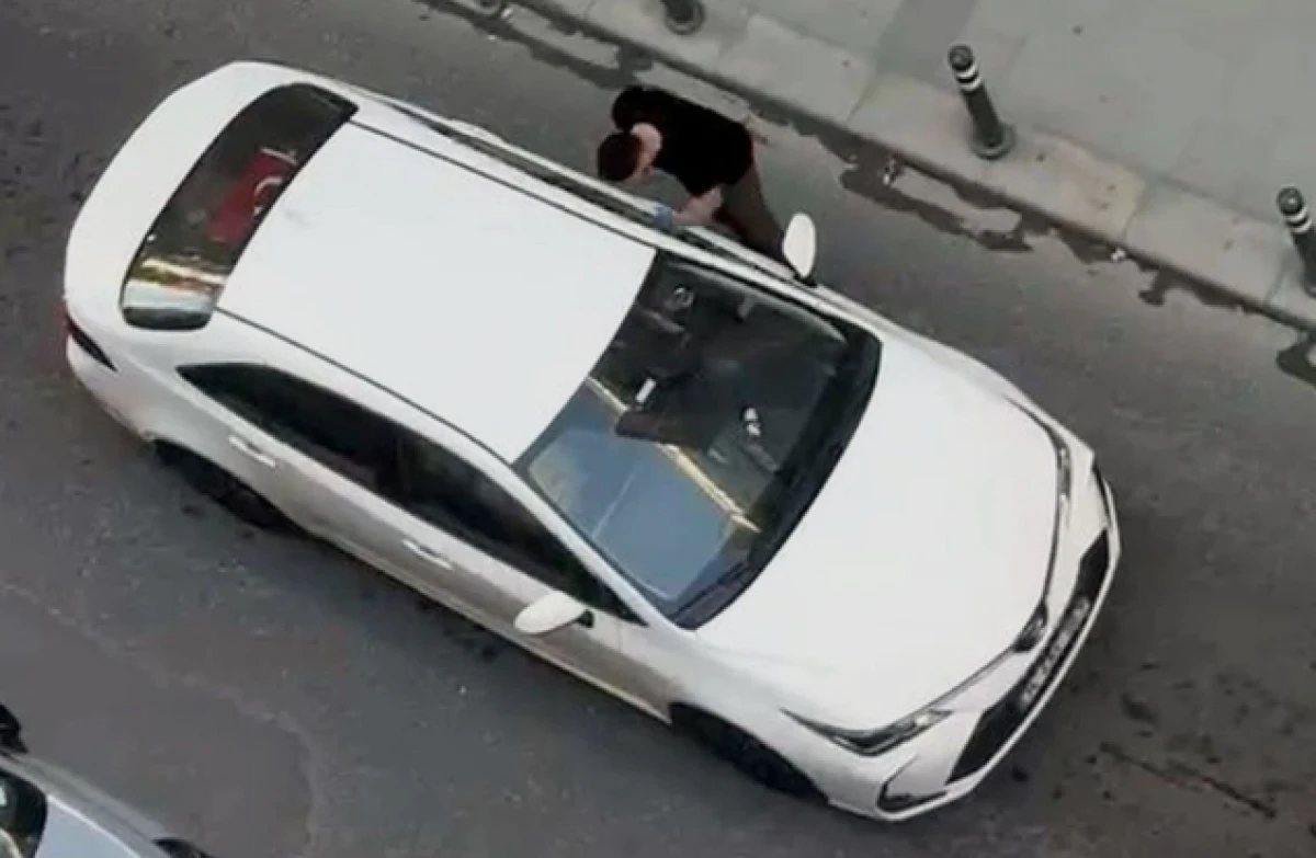 Avcılar'da kazaya neden olan s&uuml;r&uuml;c&uuml;n&uuml;n otomobiline yumruk atıp saldırdılar