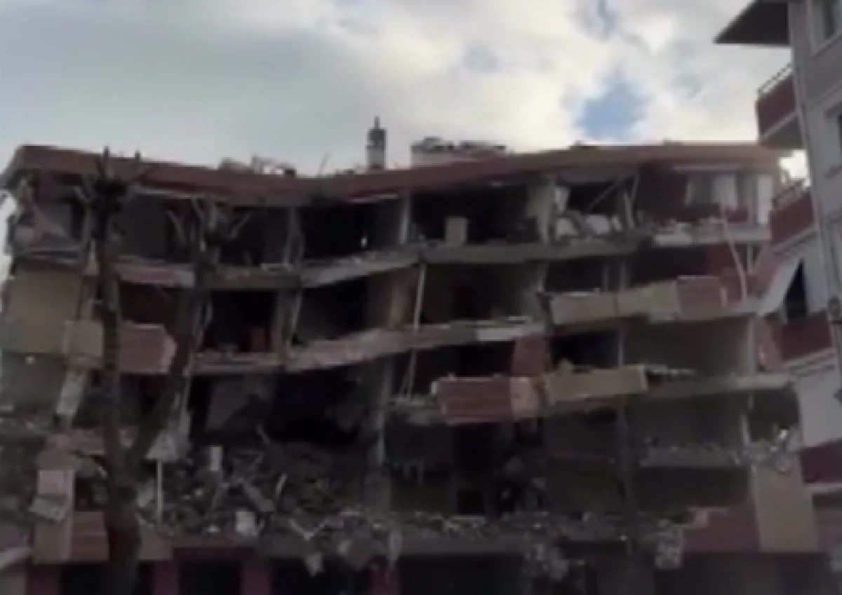 Avcılar&rsquo;da kentsel d&ouml;n&uuml;ş&uuml;m sırasında 5 katlı bina &ccedil;&ouml;kt&uuml;        