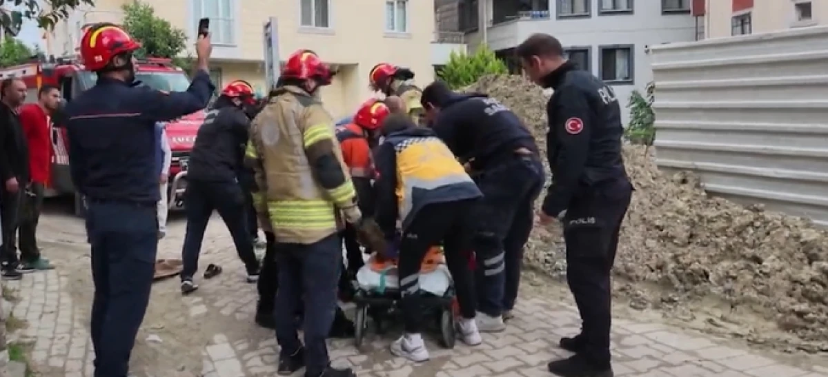 Avcılar'da korkun&ccedil; kaza: Yaşlı kadın 4 metrelik r&ouml;gara d&uuml;şt&uuml;