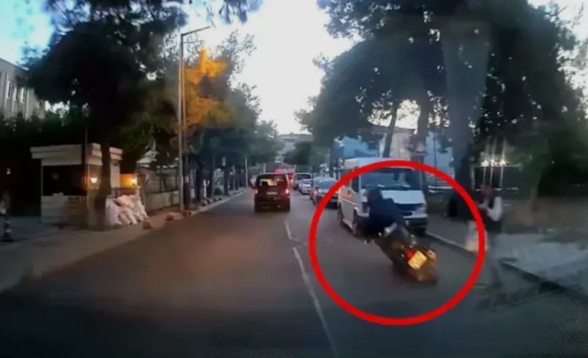 Avcılar&rsquo;da motosikletten inerken d&uuml;şt&uuml;; otomobilin altında kalmaktan son anda kurtuldu