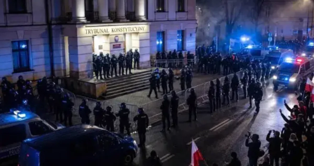 Avrupa'yı sarsan darbe girşimi! Cumhurbaşkanı Nawrocki'den a&ccedil;ıklama! Mahkeme &ouml;n&uuml;nde arbede