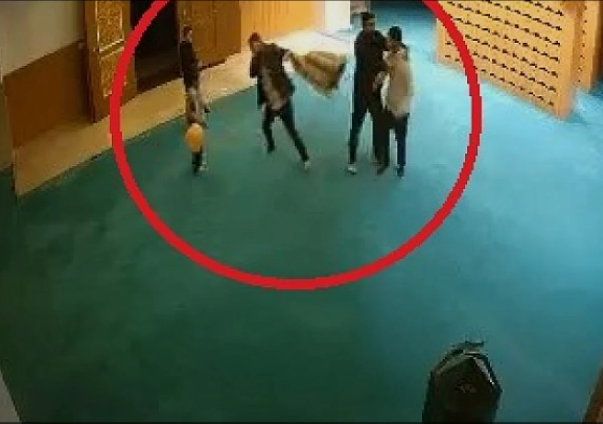 Ayakkabısının kaybolduğunu s&ouml;yleyip cami g&ouml;revlilerine saldırdı