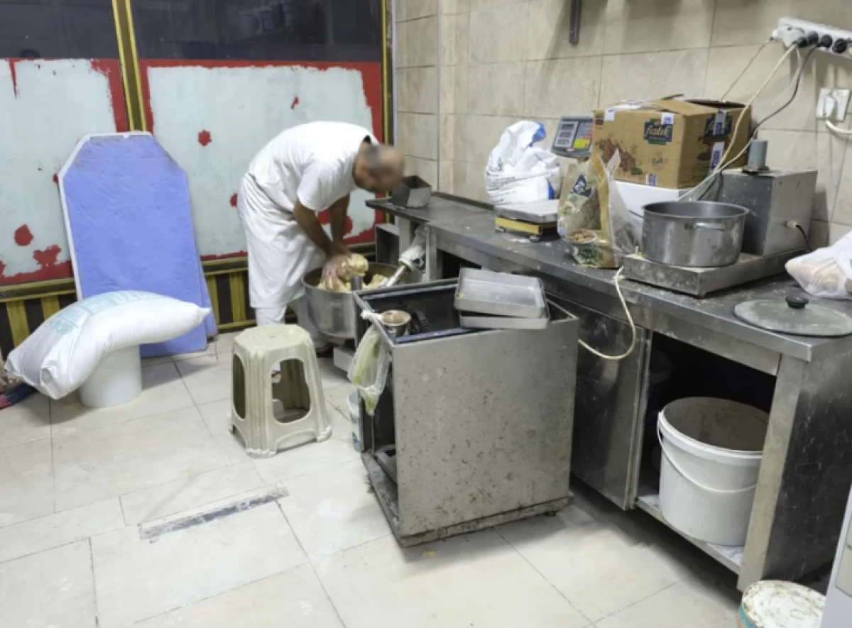 Ayaklarıyla hamur yoğurdu!                 