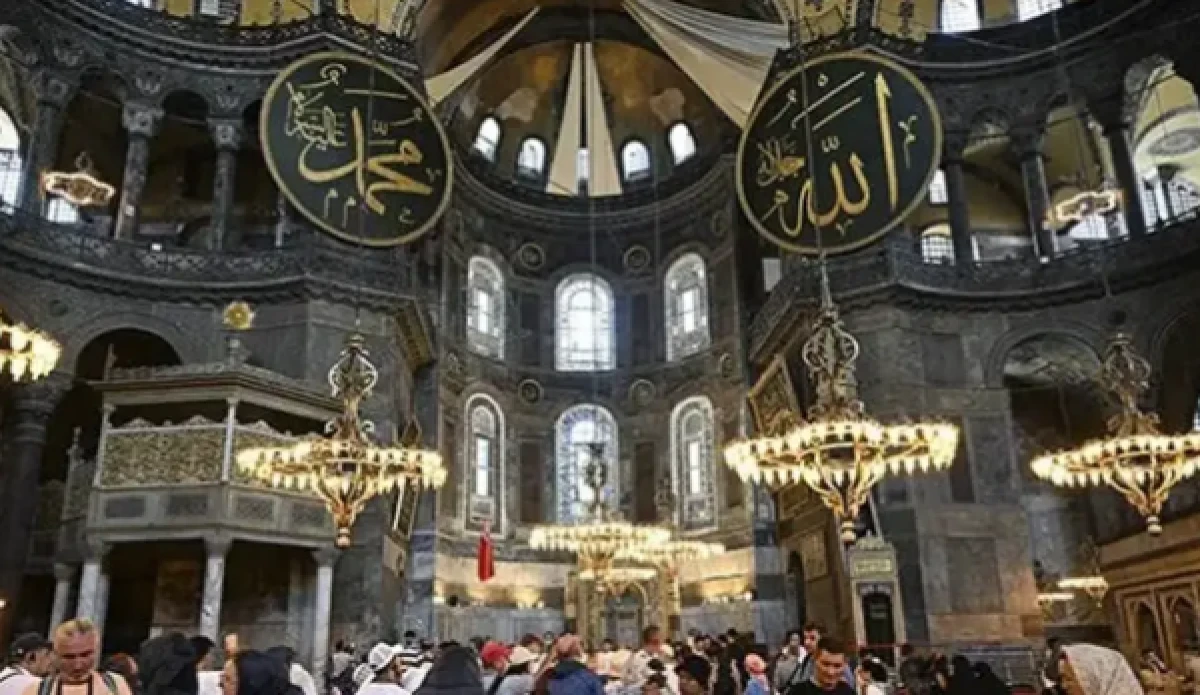 Ayasofya-i Kebir Camii'nde 2 turist hakkında işlem başlatıldı