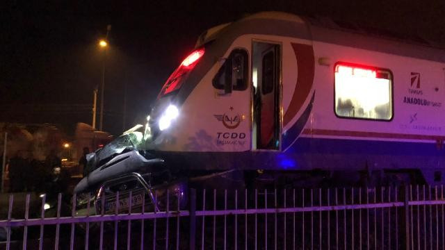 Aydın'da tren otomobile çarptı                        