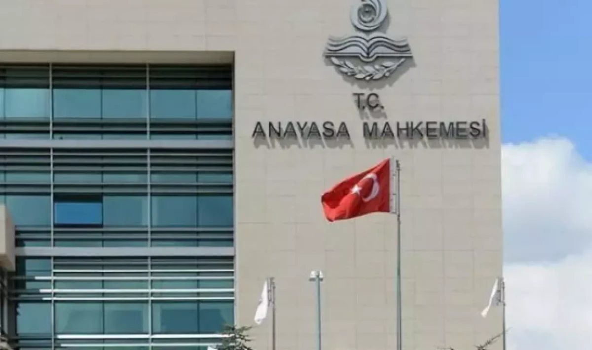 AYM'den 11 siyasi parti hakkında karar!                   