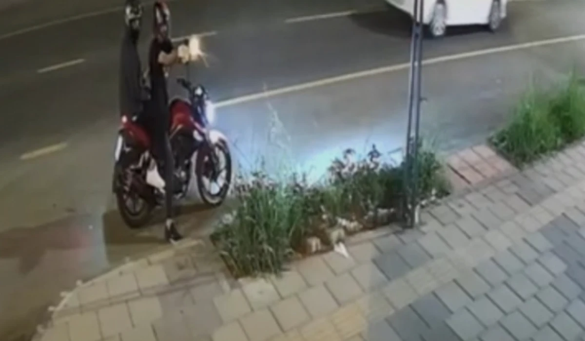 Aynı yerde ikinci sildırı: Kasklı ş&uuml;pheli iş yerine peş peşe ateş a&ccedil;tı