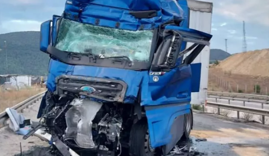 Aynı yöne giden iki tır çarpıştı                   