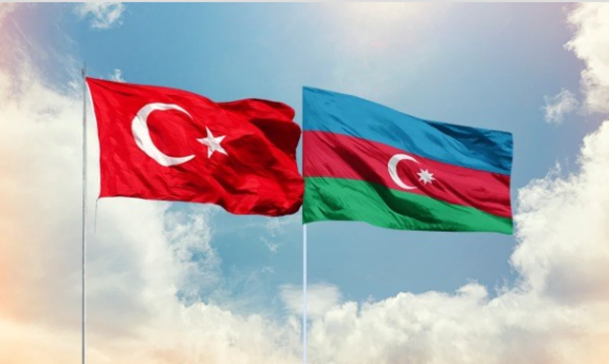 Azerbaycan'daki baş&ouml;rt&uuml;s&uuml; yasağına kardeş &uuml;lkeden: Biz bu acıları yaşadık siz yaşamayın