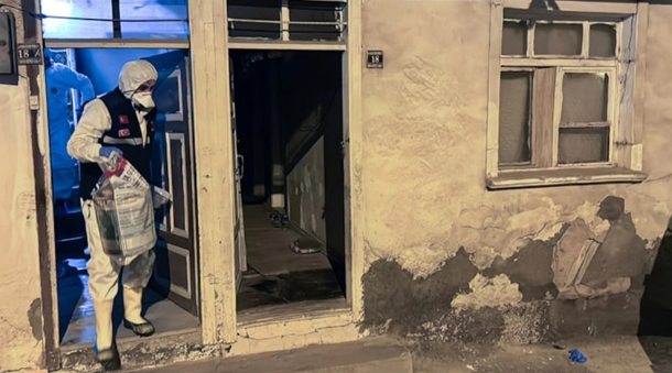 Babasını öldürüp sobada yaktı            