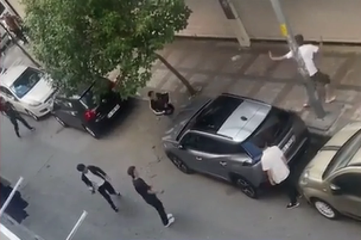 Bağcılar&rsquo;da taşlı kavga mahalleyi savaş alanına &ccedil;evirdi!
