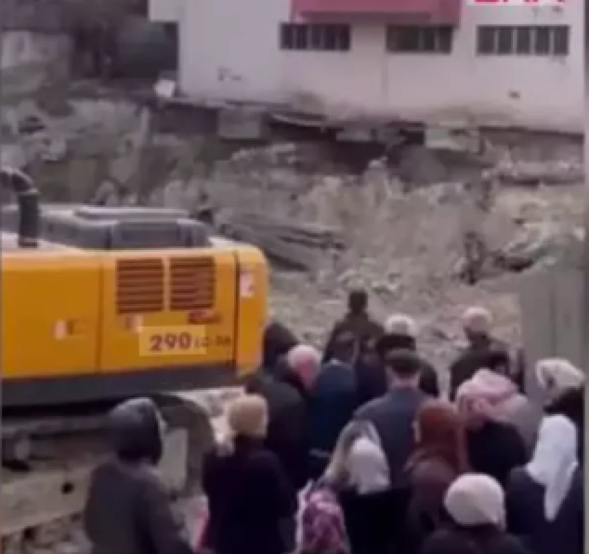 Bah&ccedil;elievler&rsquo;de kentsel d&ouml;n&uuml;ş&uuml;m bekleyen binanın temel kazısı komşu binaya zarar verdi 