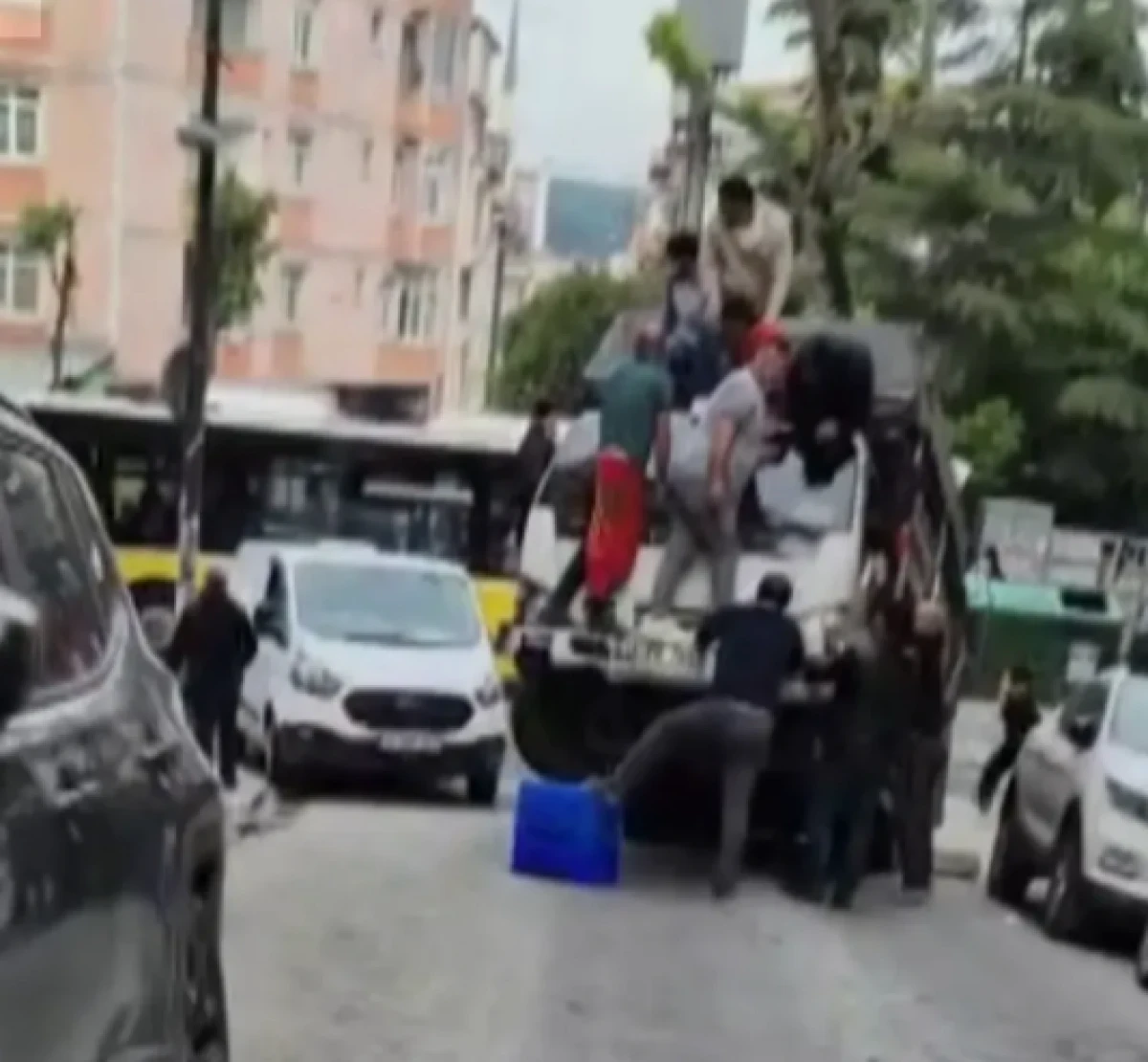 Bah&ccedil;elievler'de şaha kalkan kamyoneti indirmek i&ccedil;in &uuml;zerinde zıpladılar