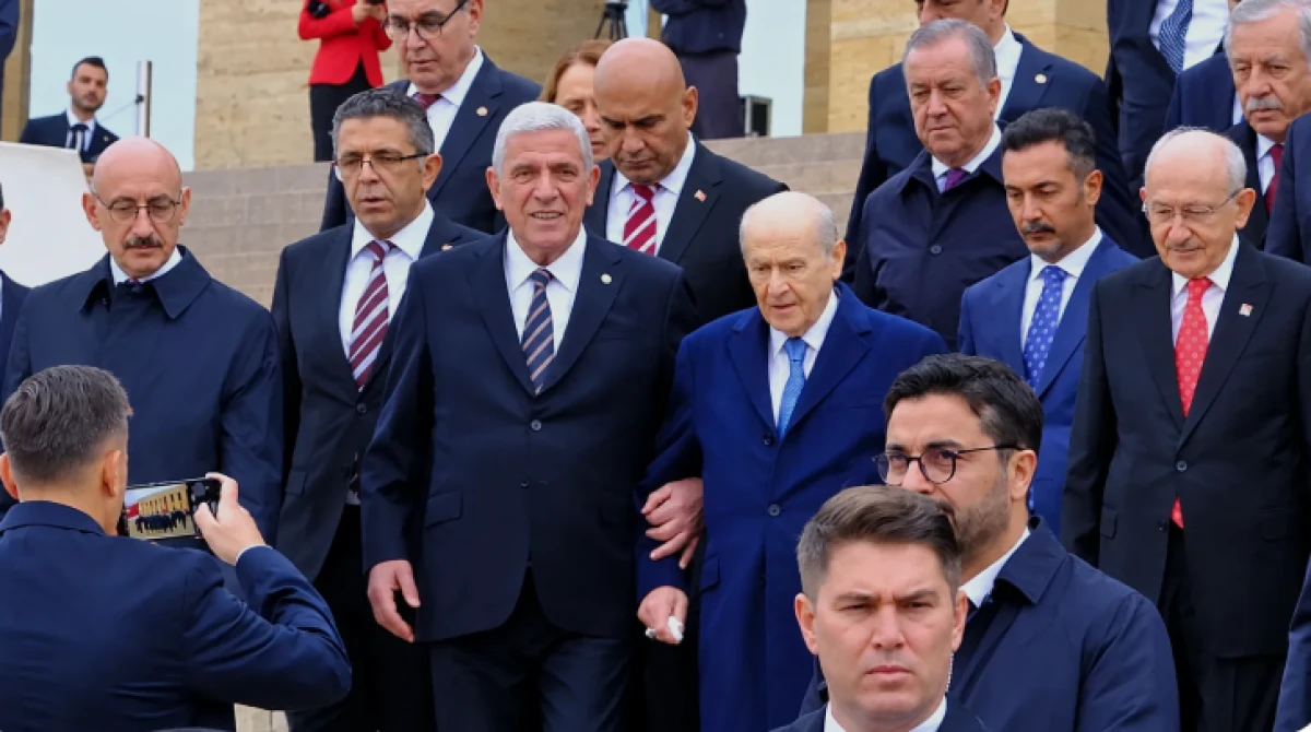 Bah&ccedil;eli'yle kol kola girdi: Parti i&ccedil;inden tepki! Dervişoğlu'ndan a&ccedil;ıklama