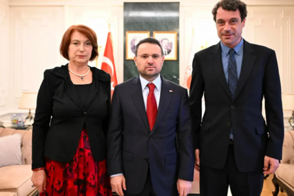 Bakan G&uuml;rlek, Uğur Mumcu'nun ailesiyle g&ouml;r&uuml;şt&uuml;
