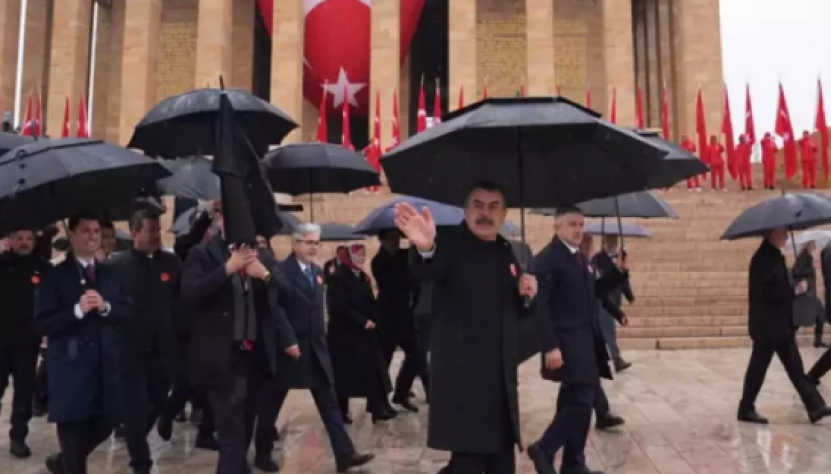 Bakan Tekin'den Anıtkabir'e ziyaret