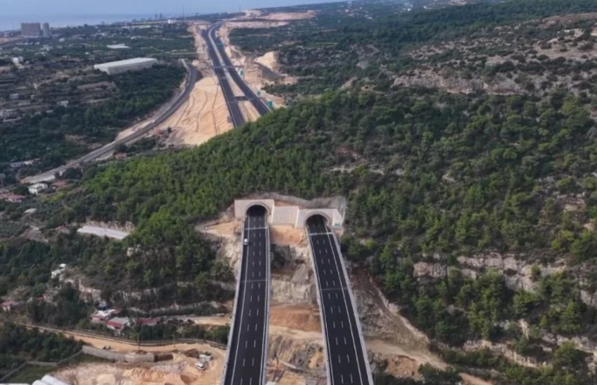Bakan Uraloğlu tarih vererek duyurdu:&Ccedil;eşmeli-Kızkalesi otoyolu trafiğe a&ccedil;ılıyor