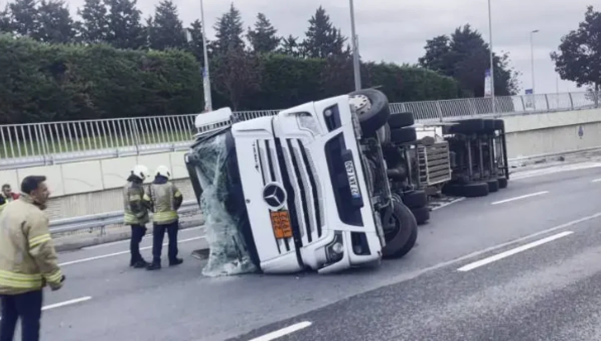 Bakırk&ouml;y'de LNG y&uuml;kl&uuml; tanker devrildi: Sızıntı nedeniyle yol kapatıldı